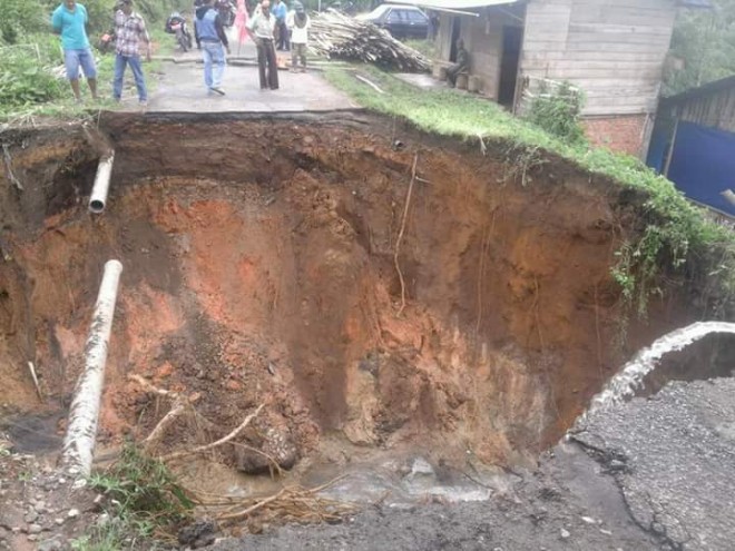  Ruas jalan di Desa Koto Baru, Sanggaran Agung, Kecamatan Danau Kerinci, yang putus. 