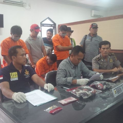 Tersangka saat diamankan di Mapolda Jambi, Selasa (9/2).