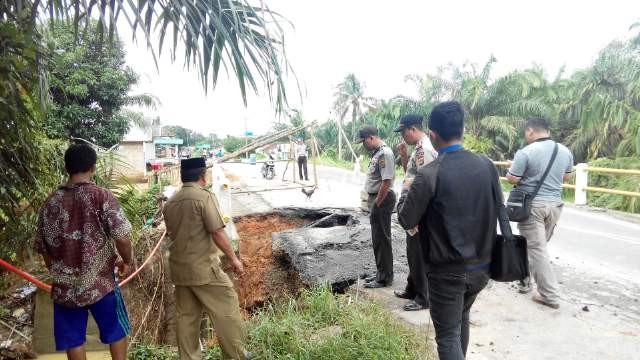 Jembatang penghubung Kabupaten Batanghari dengan Kabupaten Tebo di Desa Sengkatibyang nyaris putus