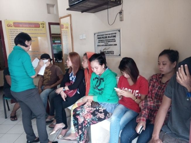 Pendataan yang dilakukan oleh petugas terhadap beberapa orang yang berhasil diamankan di kos-kosan di kawasan Jelutung Kamis (11/2).