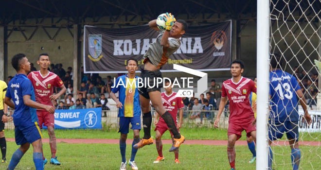 Salah satu pertandingan sepakbola di gubernur cup Jambi belum lama ini