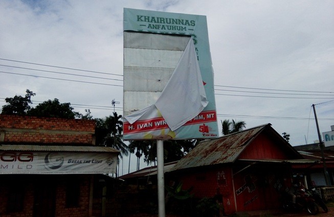 Salah satu Baleho IW Berjaya yang dirusak orang tak bertanggungjawab