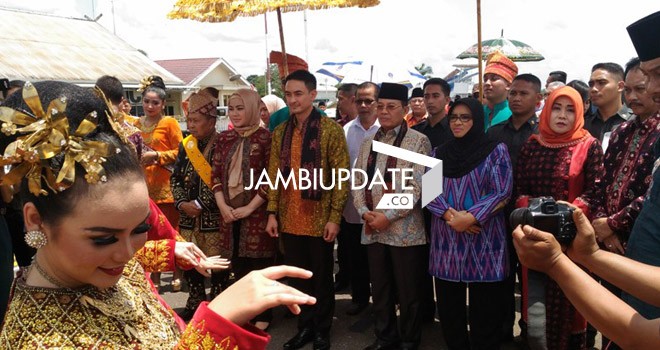 Gubernur dan Wagub Jambi Zumi Zola dan Fachrori Umar disambut tari sekapur sirih saat sampai di Bandara STS Jambi Minggu siang tadi (14/2)