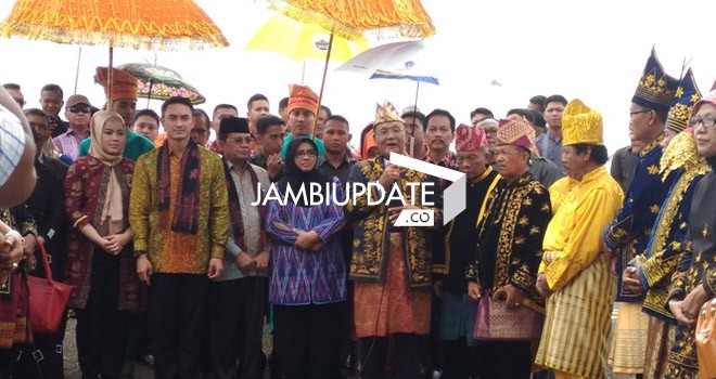 Gubernur dan Wagub Jambi Zumi Zola dan Fachrori Umar disambut saat sampai di bandara STS Jambi