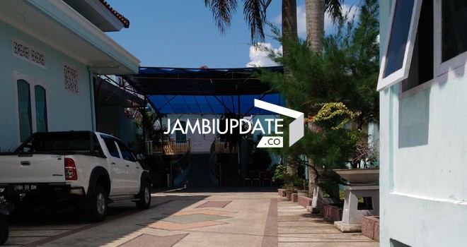 Kediaman mantan Gubernur Jambi HBA masih terlihat sepi jelang kedatangan Gubernur Jambi Zumi Zola