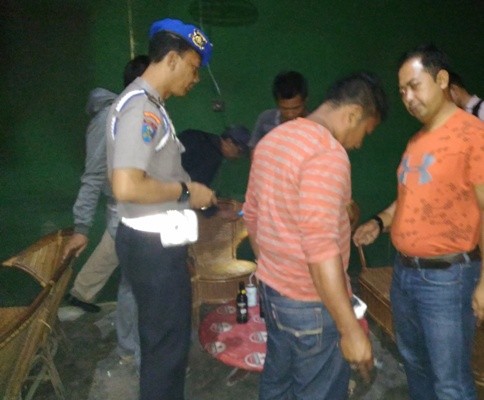 Petugas saat melakukan razia di salah satu Karaoke malam di Kota Jambi 