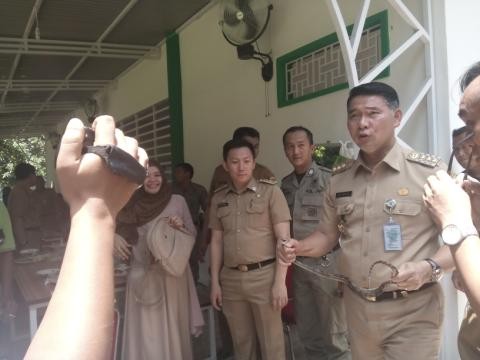 SY Fasha usai menjinakkan ular sanca yang muncul saat peresmian kantin hijau Pemkot Jambi