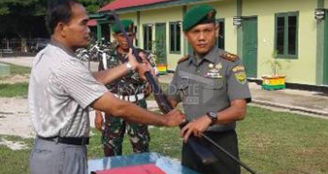 Warga Suku Anak Dalam (SAD) di Kecamatan Limbur, Kabupaten Bungo, menyerahkan empat senjata rakitan jenis kecepek ke Kodim 0416/Bute.