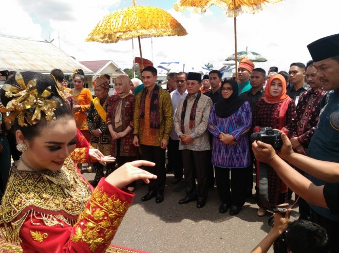 Zumi Zola dan Fachori Umar disambut di bandara STS Jambi Minggu kemarin (14/2)
