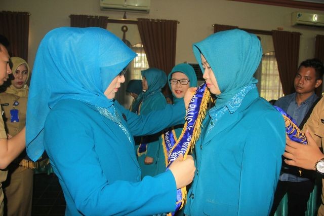 Ketua TP PKK Kota Jambi, Hj. Yuliana Fasha, SE., M.Si, Ak melantik salah satu Ketua TP PKK Kecamatan