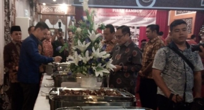 Acara makan malam bersama dalam pisah sambut Gubernur Jambi malam ini (16/2)
