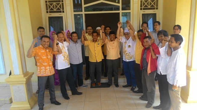 Juber (peci hitam) bersama Safii di Kantor Golkar Tanjab Timur