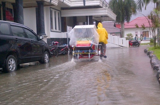 Imbas Drainase yang buruk, halaman Kantor Bupati Tanjab Barat digenangi air, Selasa (16/2).