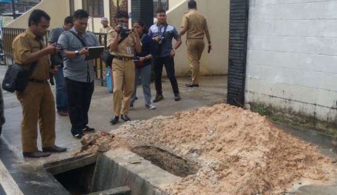 Pemasangan fiber optik di Jambi Timur yang diberhentikan oleh Pemkot Jambi karena mengantongi izin