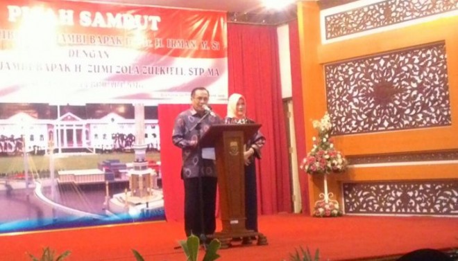 Irman dan istri saat acara pisah sambut di rumah dinas gubernur Jambi semalam (16/2)