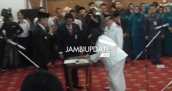 Sofia Fattah menandatangani naskah sumpah jabatan usai pelantikan