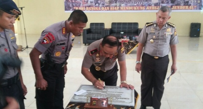 Kapolda Jambi menandantangani prasasti di Mako Brimob Jambi