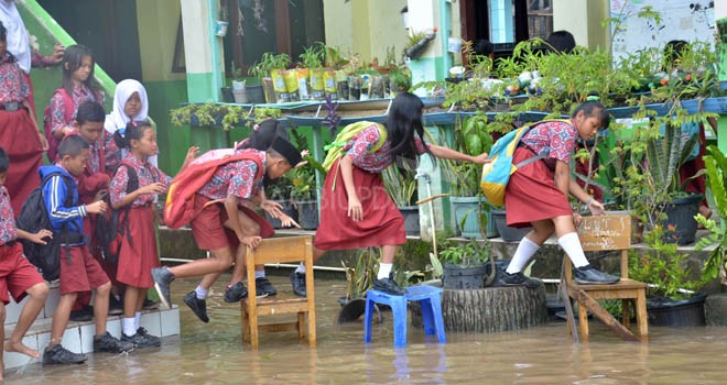 SDN 84 Kota Jambi terendam banjir.