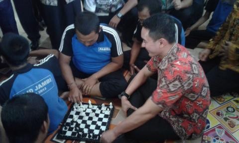 Gubernur Zola ikut bermain catur di RSJ