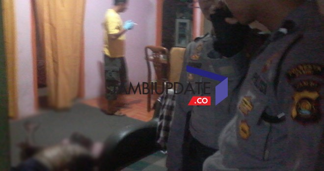 Mayat warga Paal Merah masih terbujur di ruang tamu rumahnya