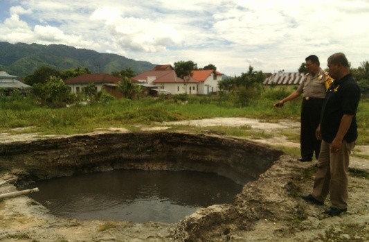Kapolsek Air Hangat saat di lokasi air panas semurup,Jumat (19/2).