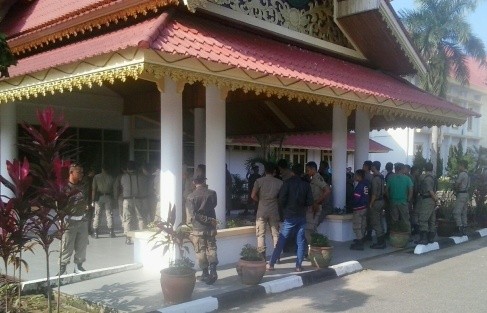 Puluhan honorer Satpol PP Bungo yang unjuk rasa tadi (19/2) siang.