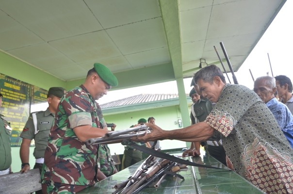 Senpi rakitan alias kecepek yang diserahkan oleh warga Batanghari ke Makodim 0415/Batanghari