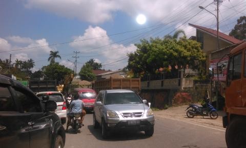 Kemactean yang terjadi di pasar atas Bangko akibat perbaikan ruas jalan siang ini (19/2)