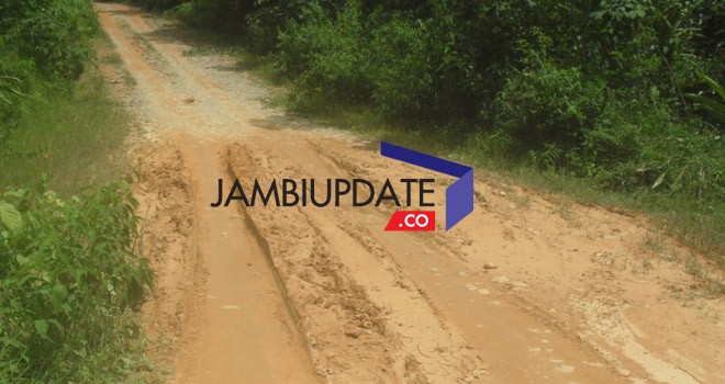 Kondisi ruas jalan Dusun Sekampil seperti kubangan kerbau saat musim hujan tiba