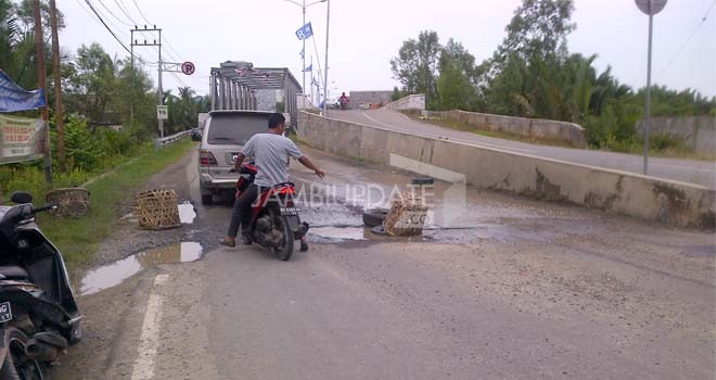 Tampak keranjang dipasang di jalan masuk ke dalam kota Kualatungkal.