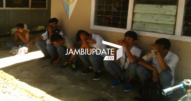 Siswa yang diamankan oleh aparat Satpol PP Kerinci