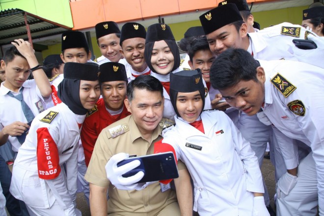 Walikota Jambi Sy Fasha, foto selfie bersama pelajar SMAN 5 Kota Jambi, Senin (22/2).