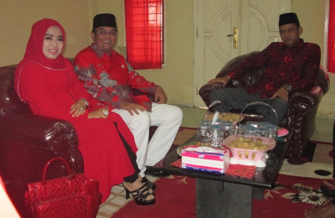 IW bersama istri saat mendaftar di penjaringan kandidat PDIP Muaro Jambi Senin sore ini (22/2)