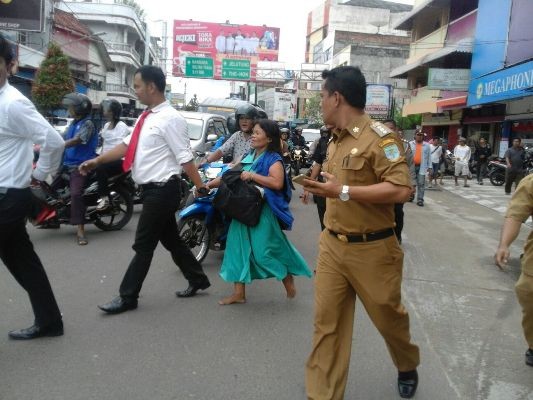 Suasana saat razia yang dilakukan petugas di Pasar Jambi, Senin (22/2) siang.