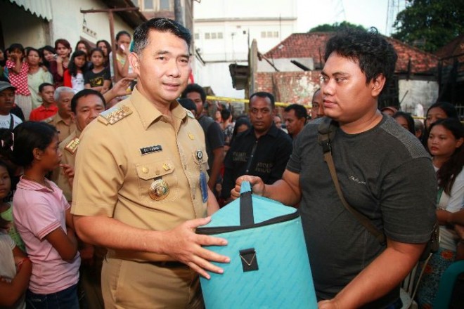 Wako Jambi SY fasha menyerahkan bantuan kepada korban kebakaran di Murni