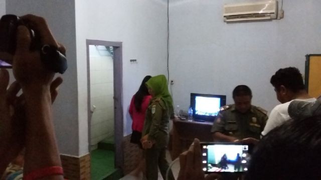 Penggrebekan di salah satu kamar di Hotel Prima Jambi malam ini (23/2)