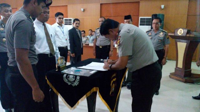 Wakapolda Jambi, Kombes Pol Nana Sudjana, saat menandatangani pakta integritas.