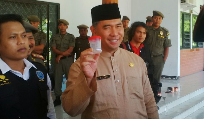 Wako Fasha saat tes urine beberapa waktu lalu. Tahun ini Pemkot mencanangkan program tes urine untuk para pelajar SMA/SMK di Kota Jambi