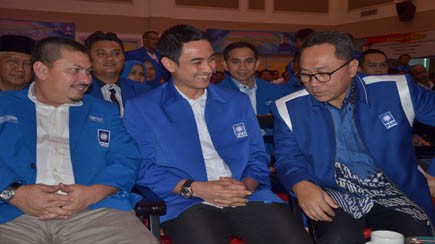 Zumi Zola bersama Ketum DPP PAN Zulkifli Hasan