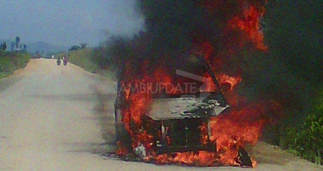 Sebuah mobil minibus dibakar warga.