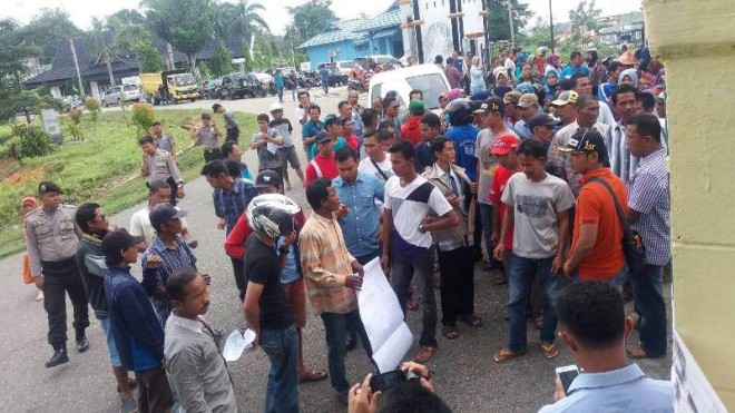 Ratusan warga Lidung mendatangi kantor Bupati Sarolangun siang ini (24/2)