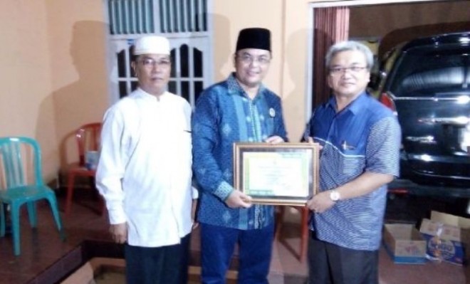 IW saat menerima piagam dari masyarakat Peduli Muaro Jambi