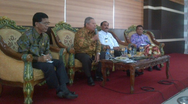 Safrial dan Amir Sakib saat coffe morning bersama wartawan di kediaman dinas Safrial siang ini (25/2)