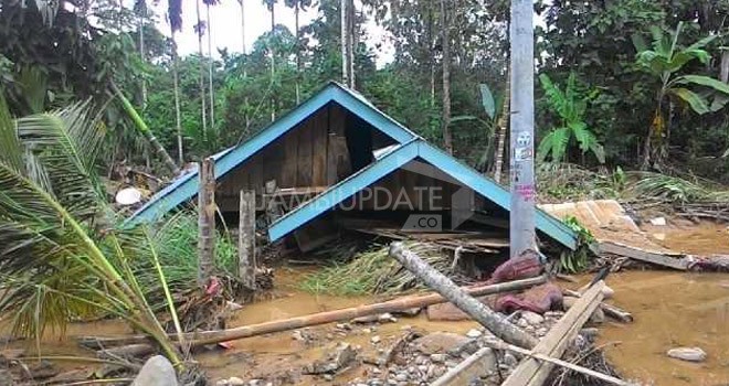 Tampak rumah ambruk diterjang banjir.