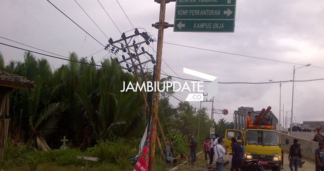 Petugas saat memperbaiki tiang listrik yang roboh di Kuala Tungkal sore ini (25/2)