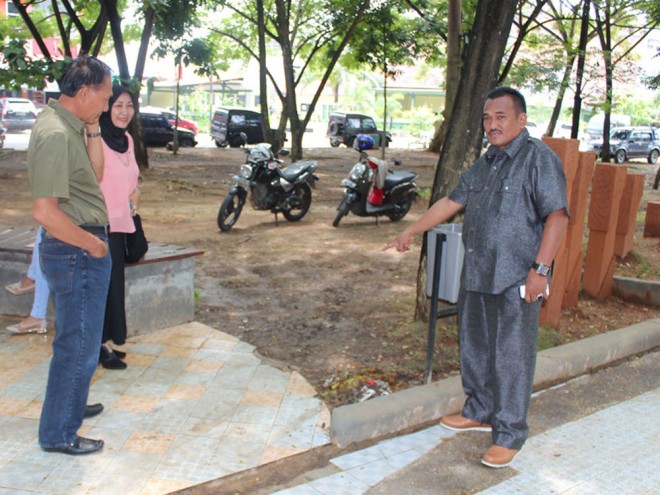 Anggota DPRD Bungo menunjukkan keramik lantai yang retak di THB Bungo