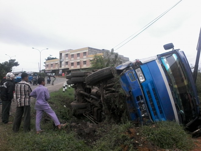 Container terbalik di Simpang Rimbo sore ini
