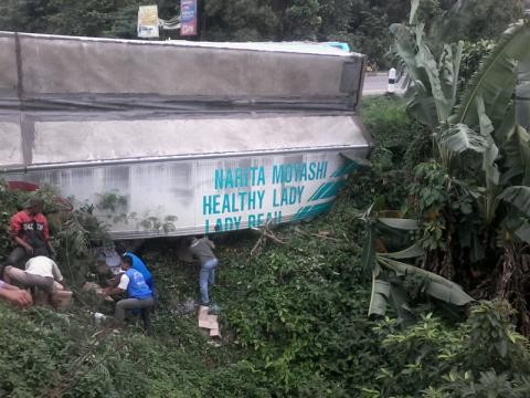 Evakuasi barang yang dibawa container di Simpang Rimbo