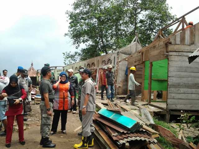 Pembongkaran kios di Pasar Angso Duo