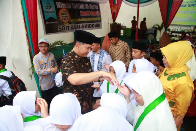 Walikota Jambi SY Fasha disambut para santri